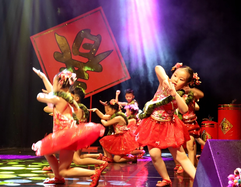 羅東鎮立幼兒園300幼兒舞動金色童年 !