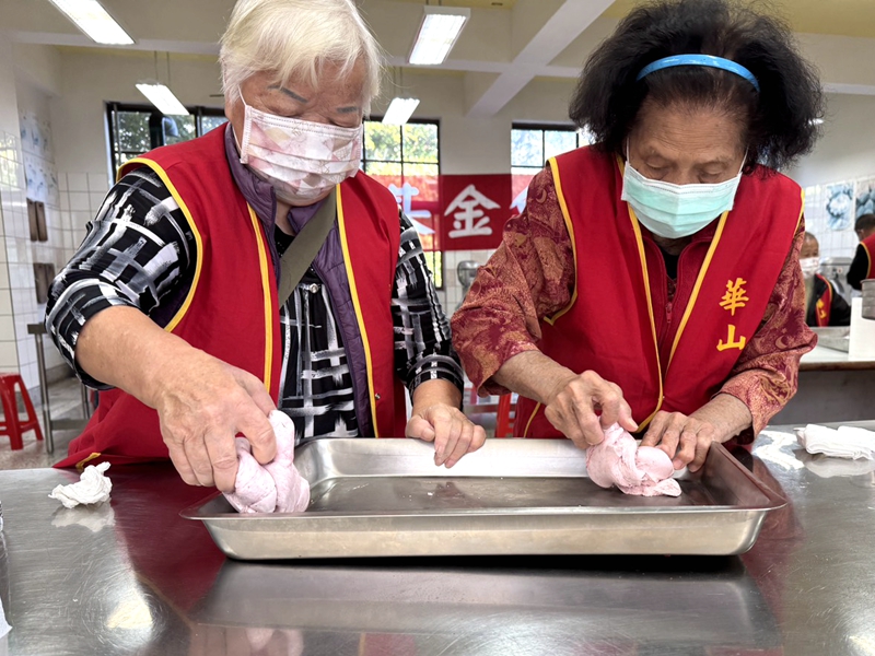 跨世代暖冬搓湯圓守護孤老 華山頭城募愛