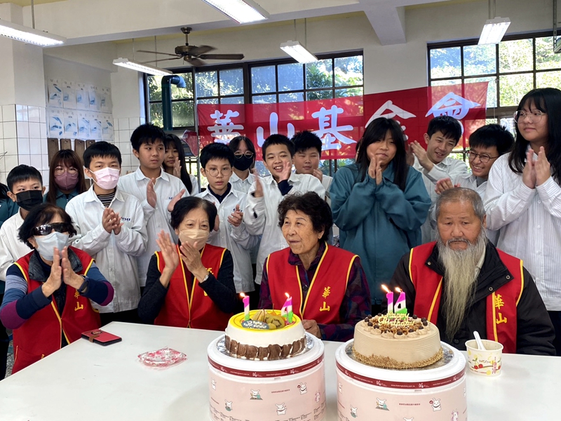 跨世代暖冬搓湯圓守護孤老 華山頭城募愛