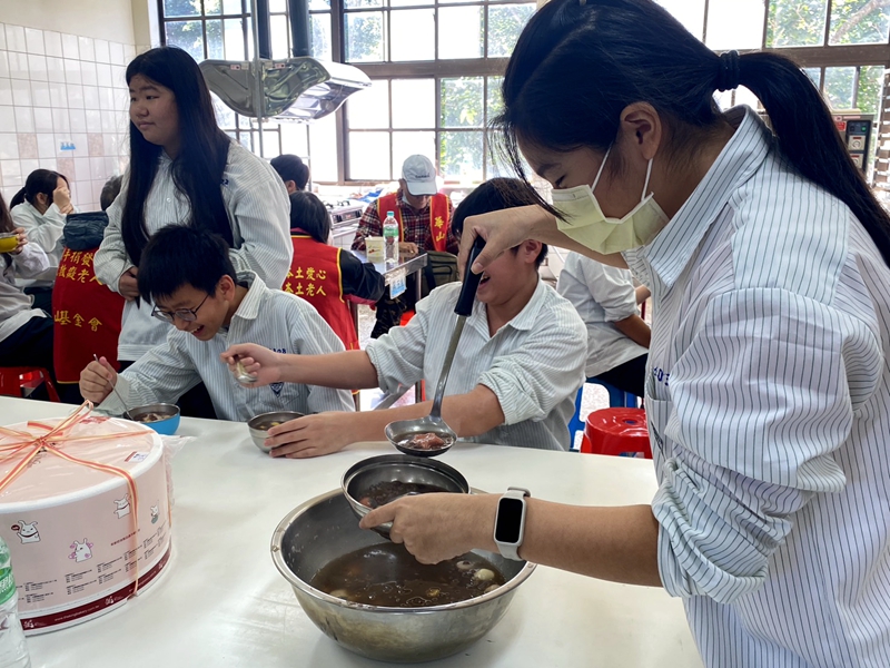 跨世代暖冬搓湯圓守護孤老 華山頭城募愛