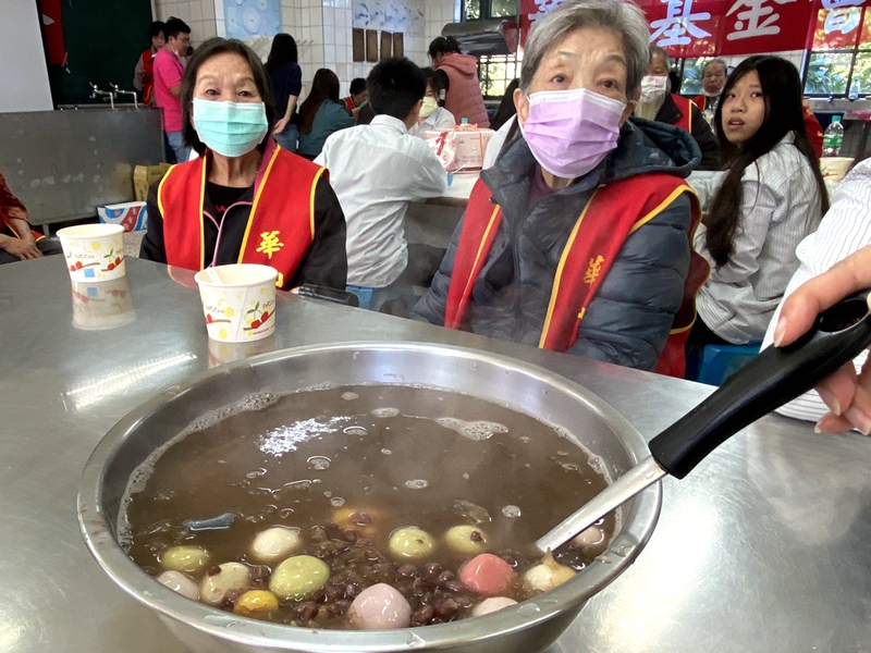 跨世代暖冬搓湯圓守護孤老 華山頭城募愛