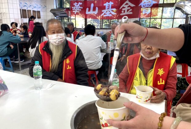 跨世代暖冬搓湯圓守護孤老 華山頭城募愛