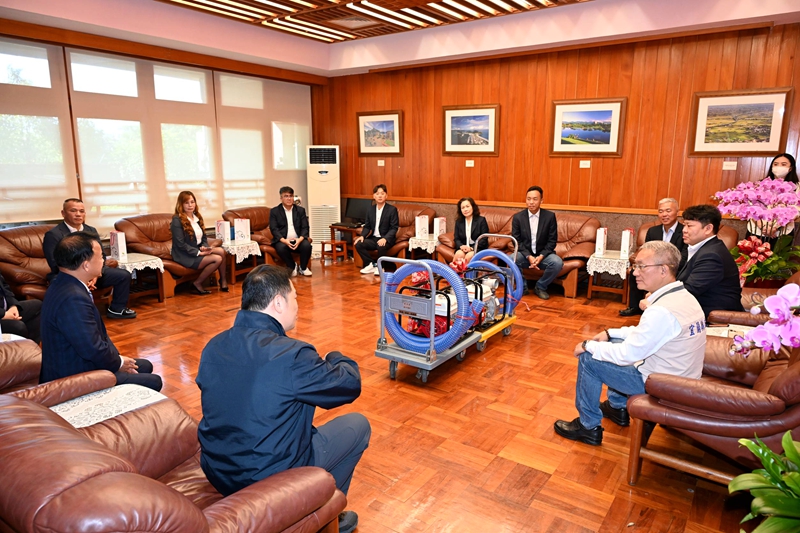 公私協力防汛 建商公會捐10組抽水機救災