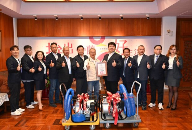 公私協力防汛 建商公會捐10組抽水機救災