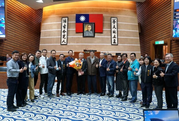 陳進煌堅守議事崗位45載 張勝德肯定付出