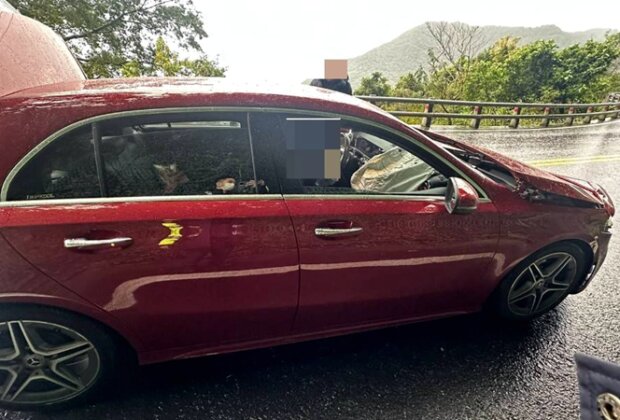 蘇花公路落石砸中賓士車 車上2人幸未受傷