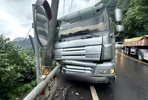 台9線114.2公里南澳段砂石車自撞電桿