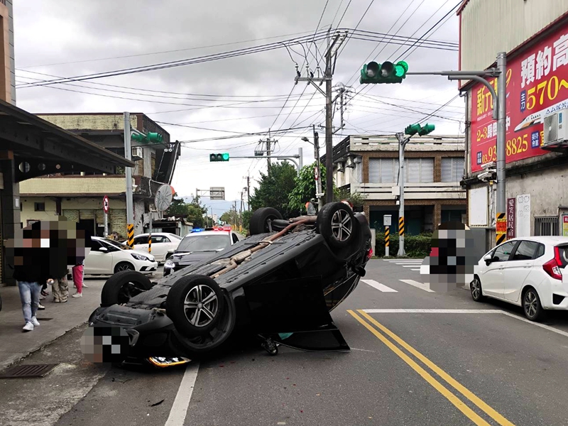 宜蘭壯二路東津路口車禍 休旅車翻覆送醫