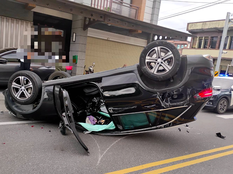 宜蘭壯二路東津路口車禍 休旅車翻覆送醫