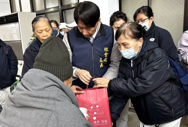 寒流夜送暖 宜蘭慈濟、社會處走進街頭