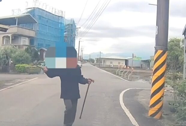 宜蘭市男子持斧頭上街意圖嚇阻駕駛人!