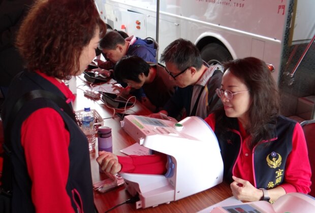 過年前的一袋熱血 消防捐血守住年關