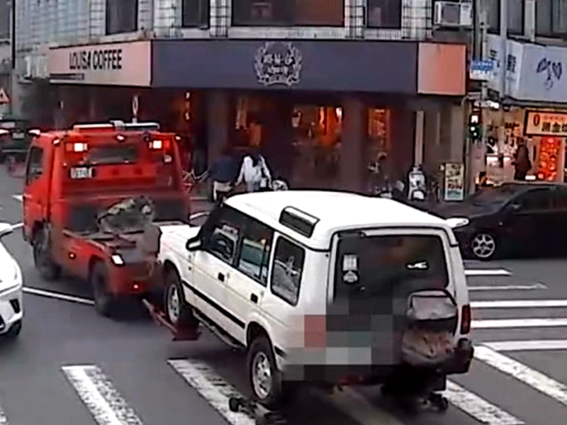 宜蘭拖吊脫鉤撞柱 失誤警將負賠償{照片網友提供}