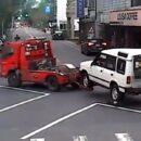 宜蘭拖吊脫鉤撞柱 失誤警將負賠償{照片網友提供}