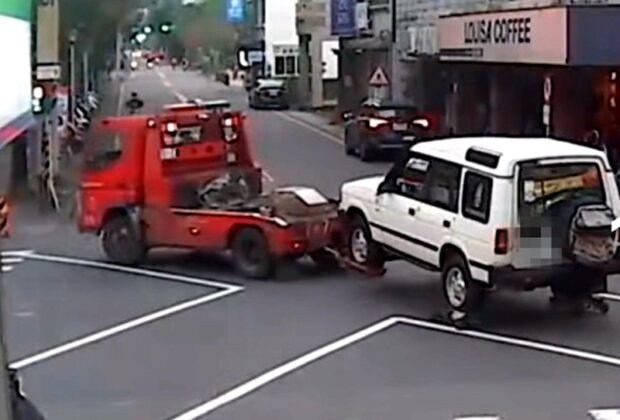 宜蘭拖吊脫鉤撞柱 失誤警將負賠償{照片網友提供}