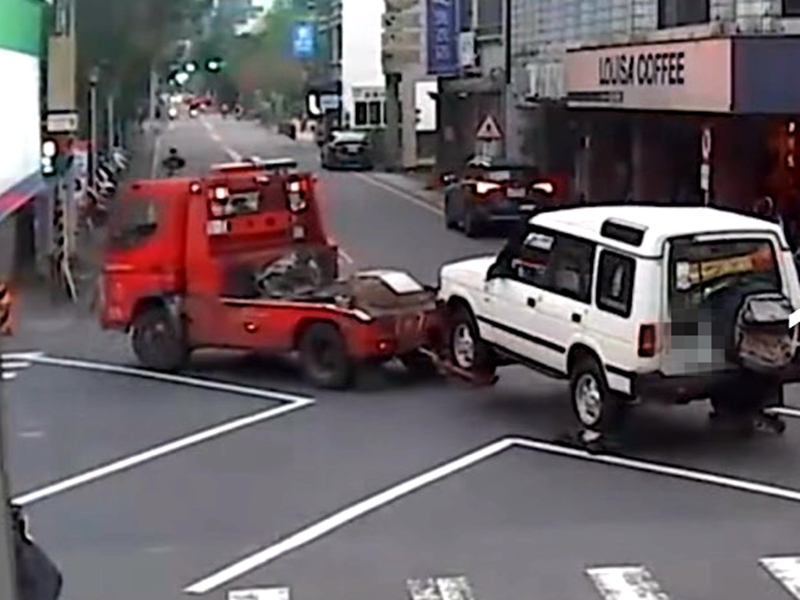 宜蘭拖吊脫鉤撞柱 失誤警將負賠償{照片網友提供}