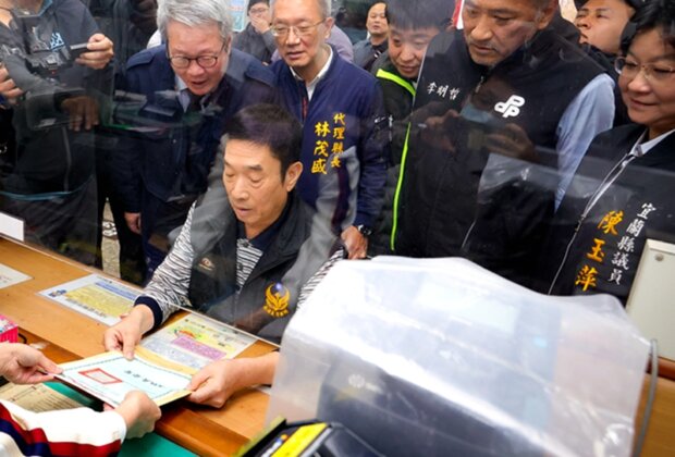 等了幾十年公地放領 南澳農民拿到權狀
