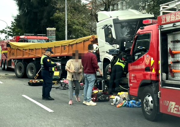 頭城青雲路聯結車失控 衝對向休旅車4傷