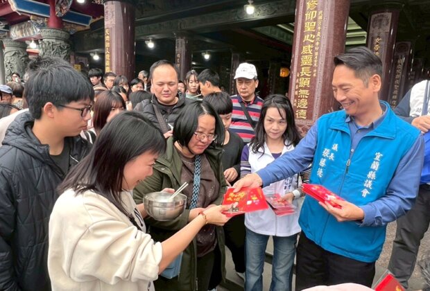 張勝德新春走透透 頭城鎮安廟發紀念紅包