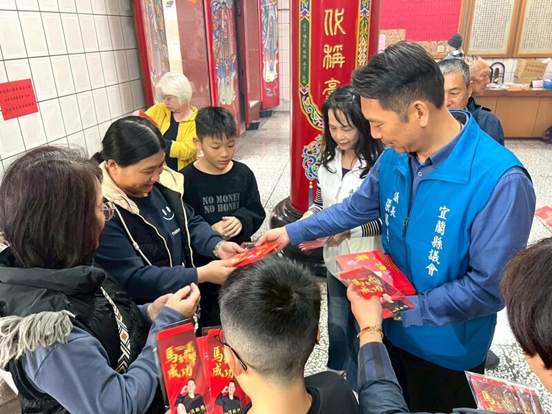 張勝德新春走透透 頭城鎮安廟發紀念紅包