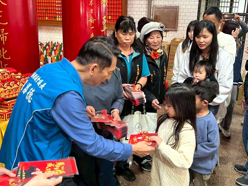 張勝德新春走透透 頭城鎮安廟發紀念紅包