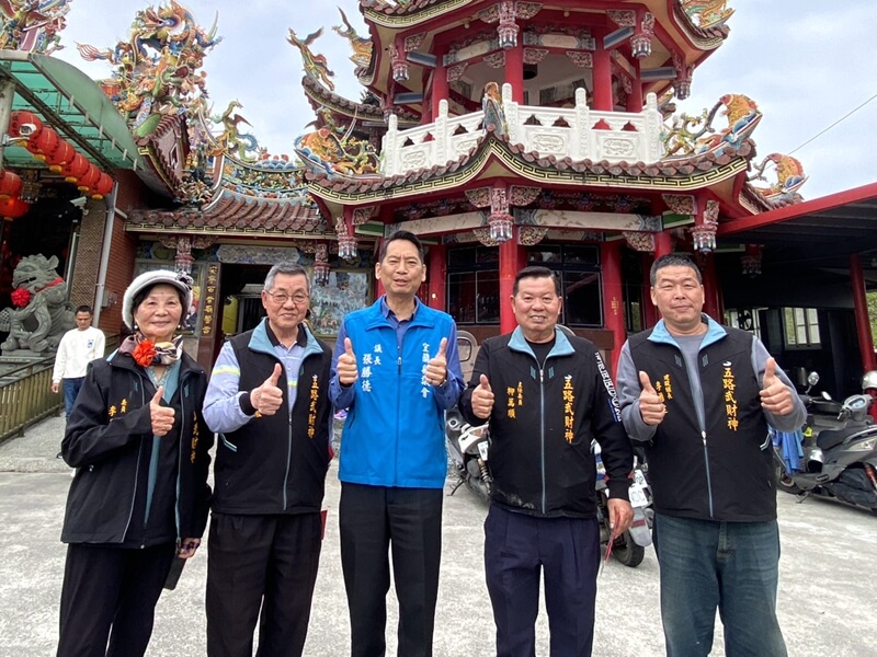 張勝德新春走透透 頭城鎮安廟發紀念紅包