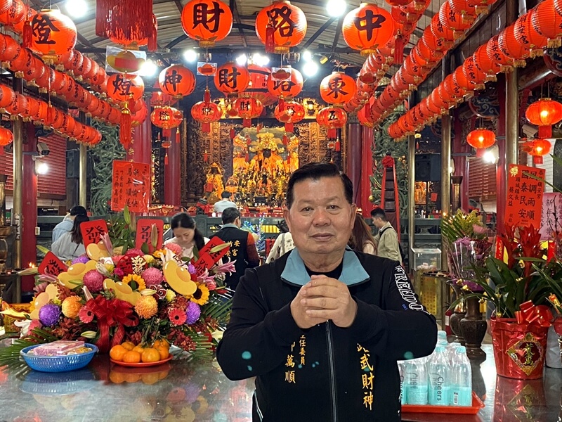 張勝德新春走透透 頭城鎮安廟發紀念紅包