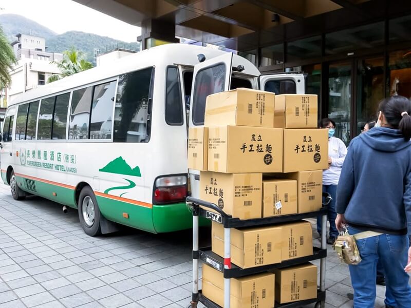 礁溪長榮鳳凰送暖  宜蘭食物銀行獲捐助