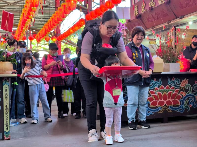 跟著土地公春遊羅東 千人祈福迎好運