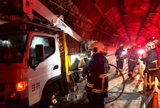 蘇花新澳隧道貨車突起火 現場濃煙瀰漫
