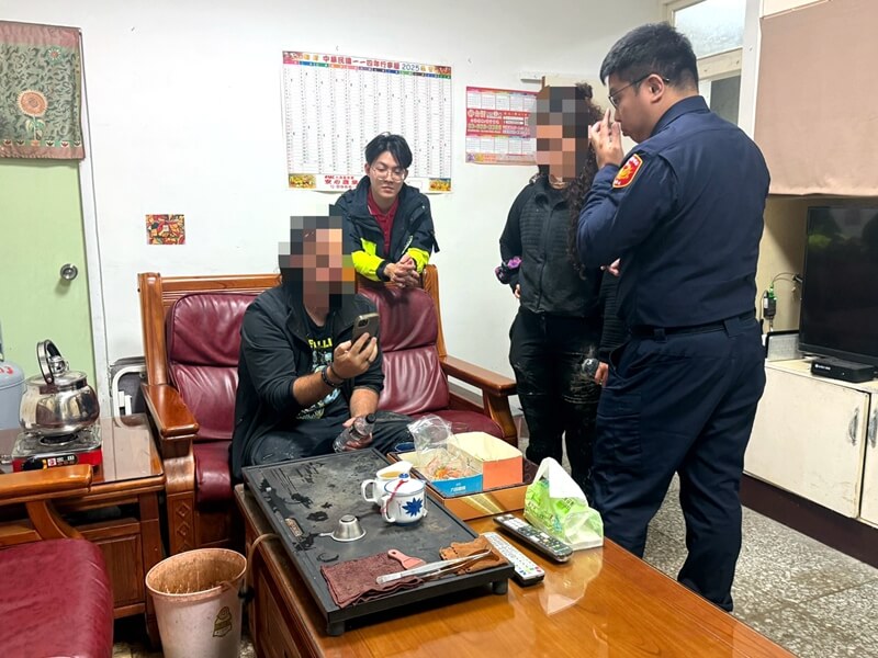 大雨坍方以色列夫妻受困南山 星警雨夜救援