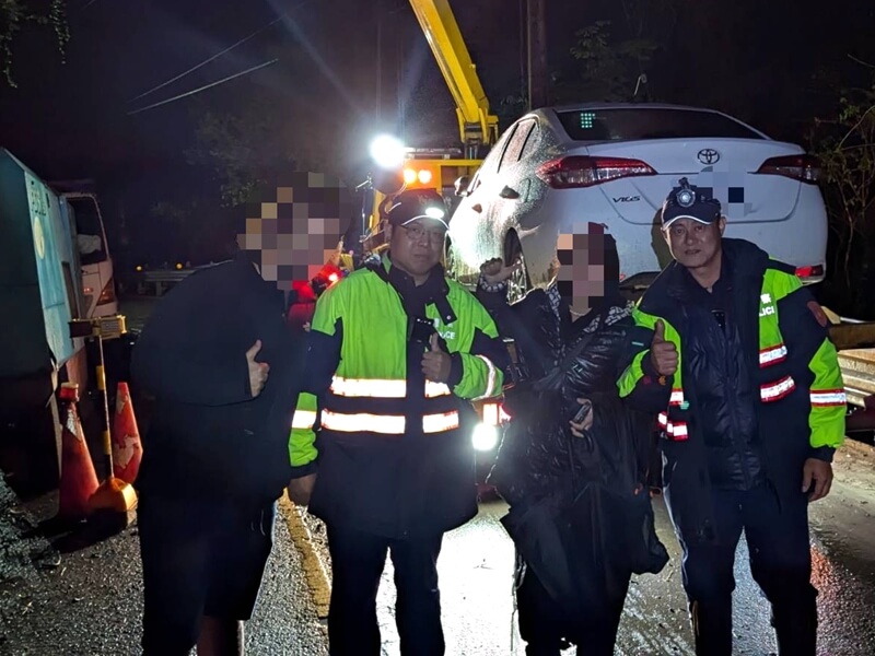 大雨坍方以色列夫妻受困南山 星警雨夜救援