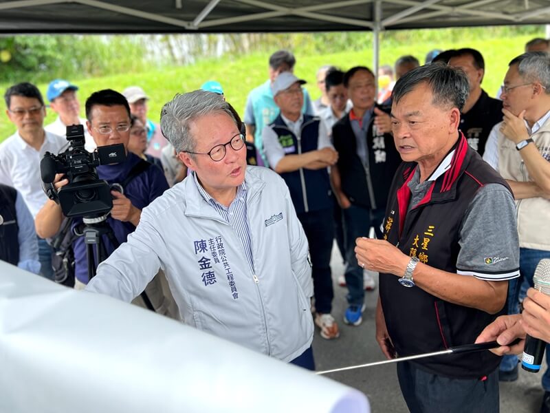 陳金德關心七賢抽水站與台2庚延伸線