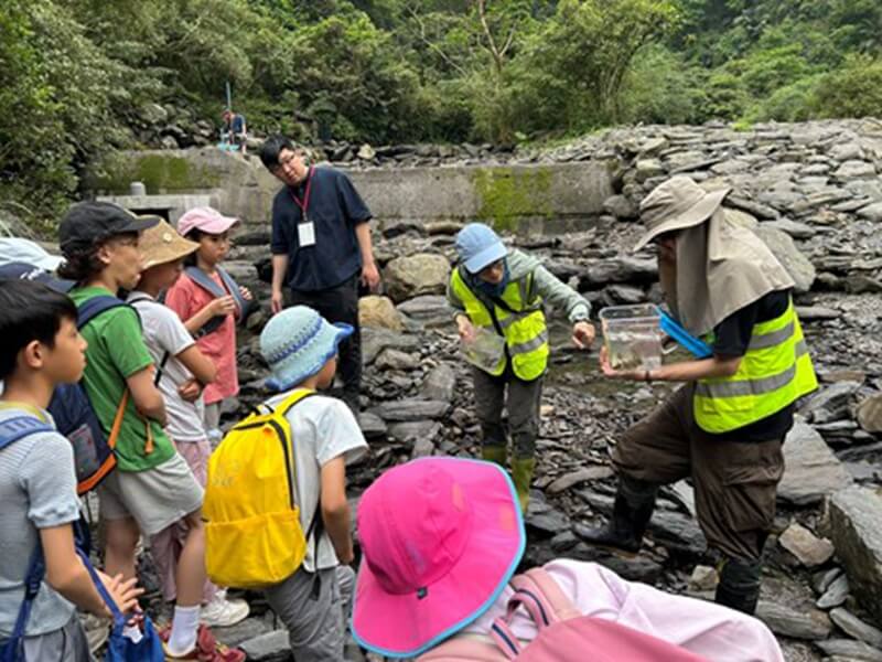 慈心學生走讀冬山 宜蘭學童讀懂水與土地