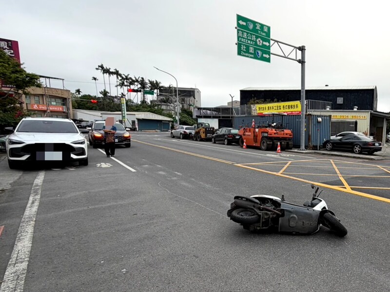 宜蘭女中路突開車門 母載2女童撞上全摔傷