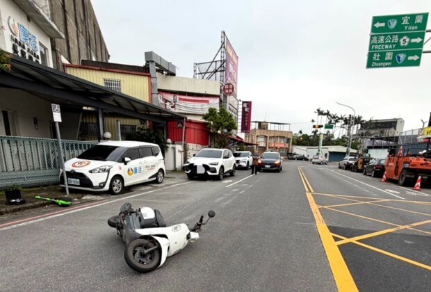 宜蘭女中路突開車門 母載2女童撞上全摔傷