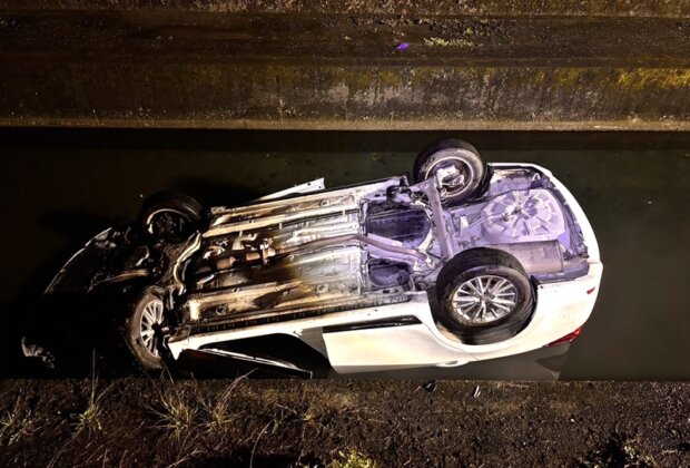 宜蘭女駕車翻落大排 送醫搶救肇因待查