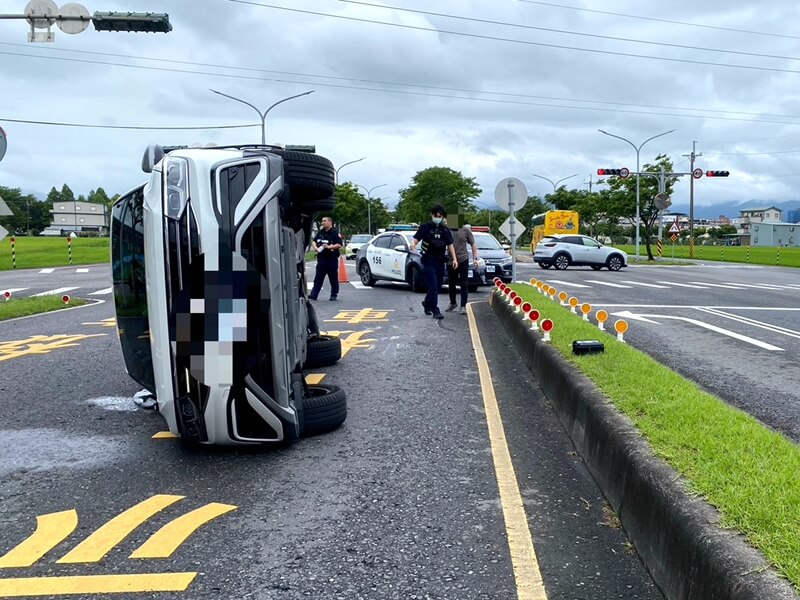 宜蘭一家5口自撞翻車 4人送醫幸無大礙