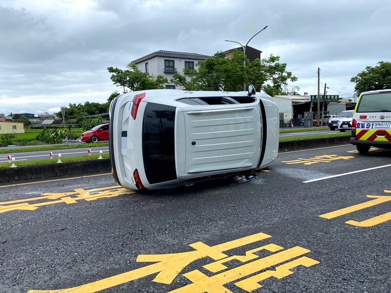 宜蘭一家5口自撞翻車 4人送醫幸無大礙