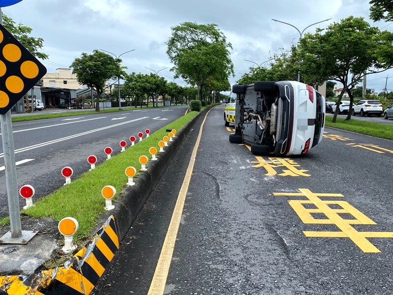宜蘭一家5口自撞翻車 4人送醫幸無大礙