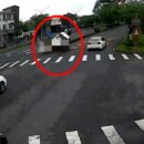 宜蘭一家5口自撞翻車 4人送醫幸無大礙