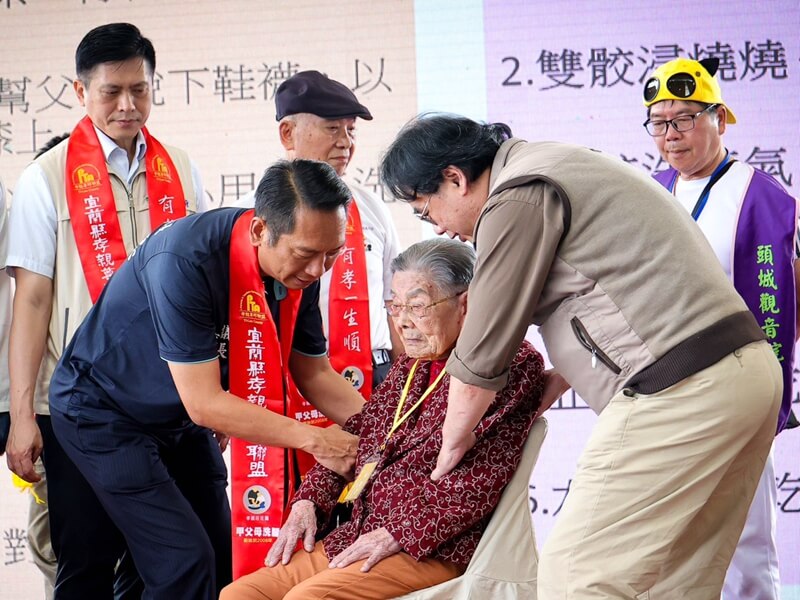 彎下腰說愛 宜蘭千人為父母洗腳