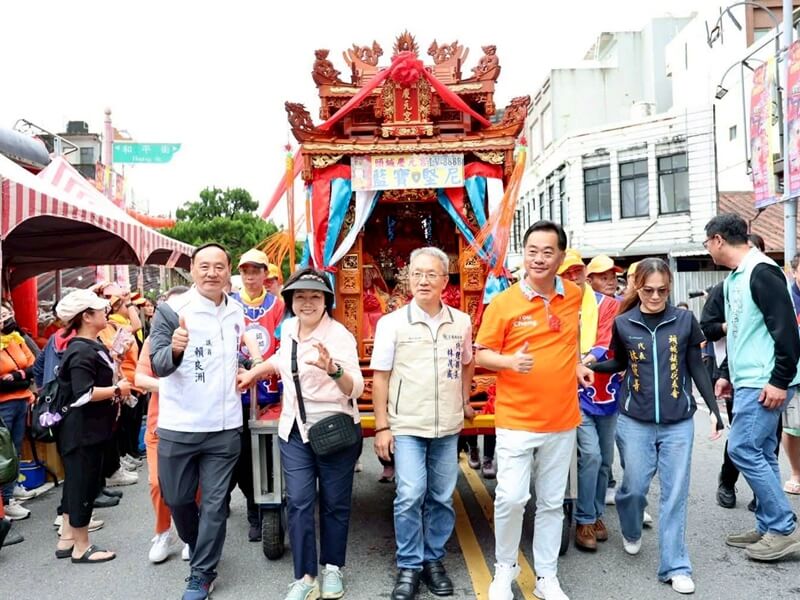頭城大熱鬧8大媽祖會香千人鑽鑾轎擠爆老街