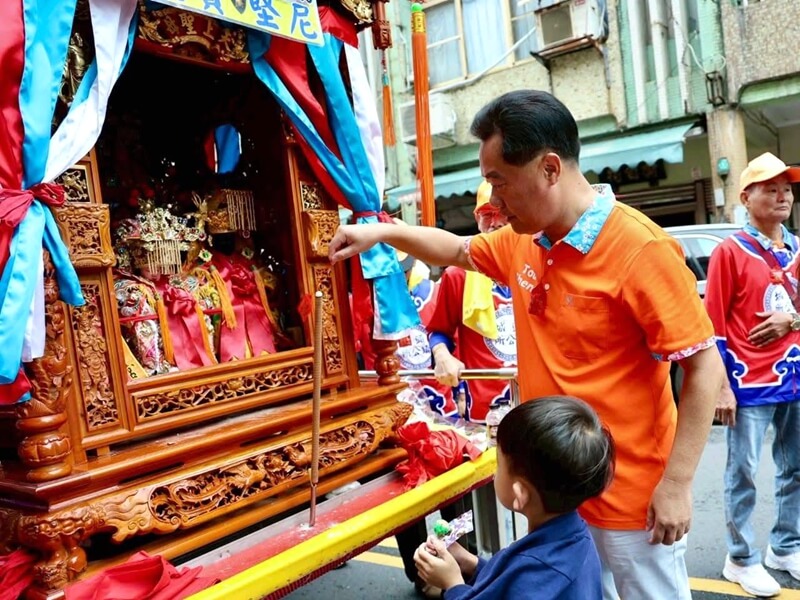 頭城大熱鬧8大媽祖會香千人鑽鑾轎擠爆老街