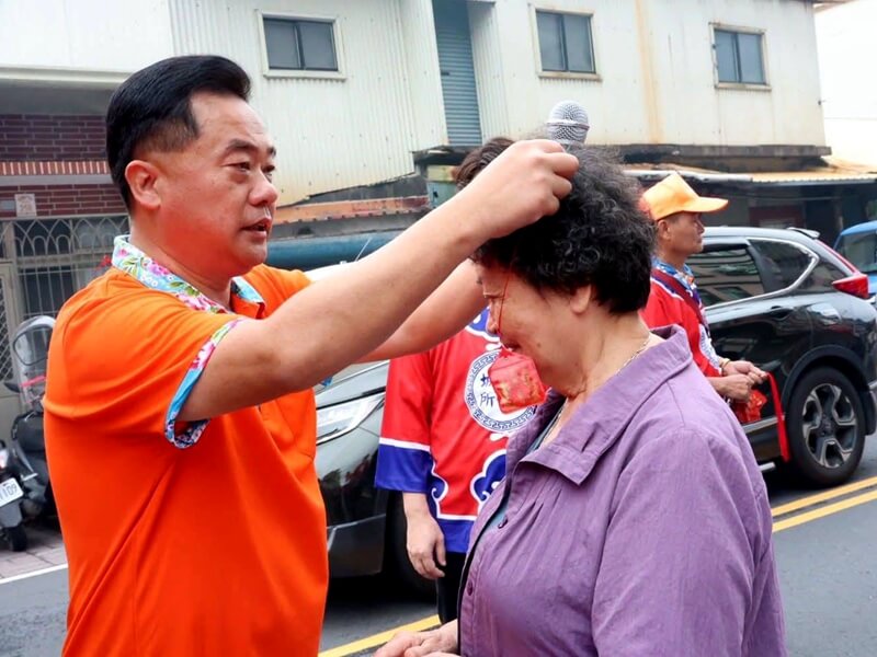 頭城大熱鬧8大媽祖會香千人鑽鑾轎擠爆老街