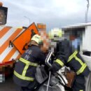 蘭陽大橋小貨車追撞除草工程車 駕駛卡車內警消緊急救援