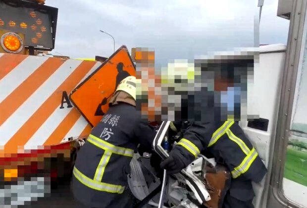 蘭陽大橋小貨車追撞除草工程車 駕駛卡車內警消緊急救援