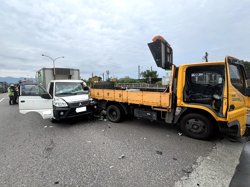 蘭陽大橋小貨車追撞除草工程車 駕駛卡車內警消緊急救援